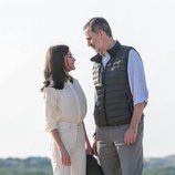 Los Reyes Felipe y Letizia se miran cariñosamente durante su visita al Parque Natural de Doñana