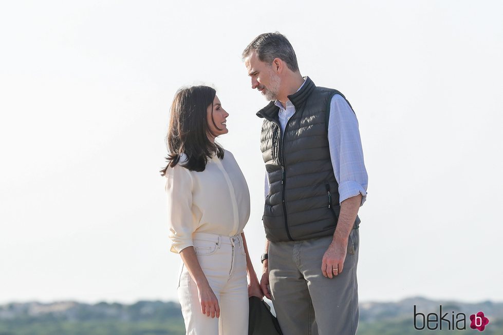 Los Reyes Felipe y Letizia se miran cariñosamente durante su visita al Parque Natural de Doñana