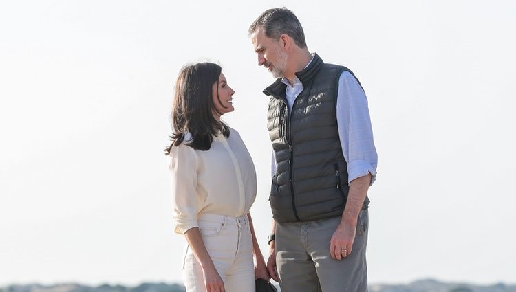 Los Reyes Felipe y Letizia se miran cariñosamente durante su visita al Parque Natural de Doñana