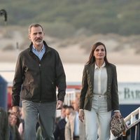 El Rey Felipe VI y la Reina Letizia llegando a Bajo de Guía (Cádiz)