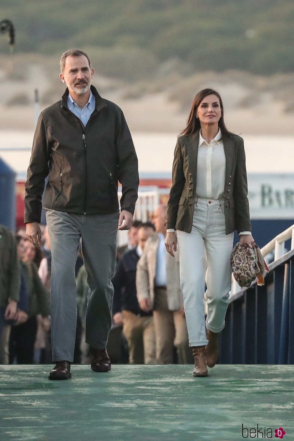 El Rey Felipe VI y la Reina Letizia llegando a Bajo de Guía (Cádiz)