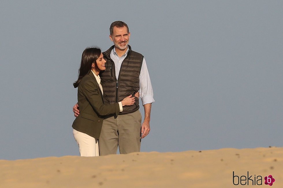 El Rey Felipe VI y la Reina Letizia pasenado abrazados por el Parque Natural de Doñana