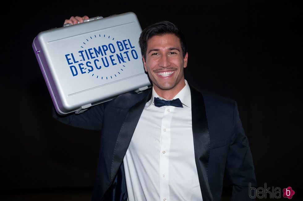 Gianmarco Onestini posando con su maletín de ganador de 'El tiempo del descuento'