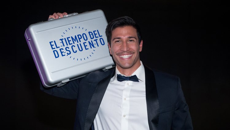 Gianmarco Onestini posando con su maletín de ganador de 'El tiempo del descuento'