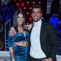 Pol Badía y Nuria MH posando juntos en la gala final de 'El tiempo del descuento'