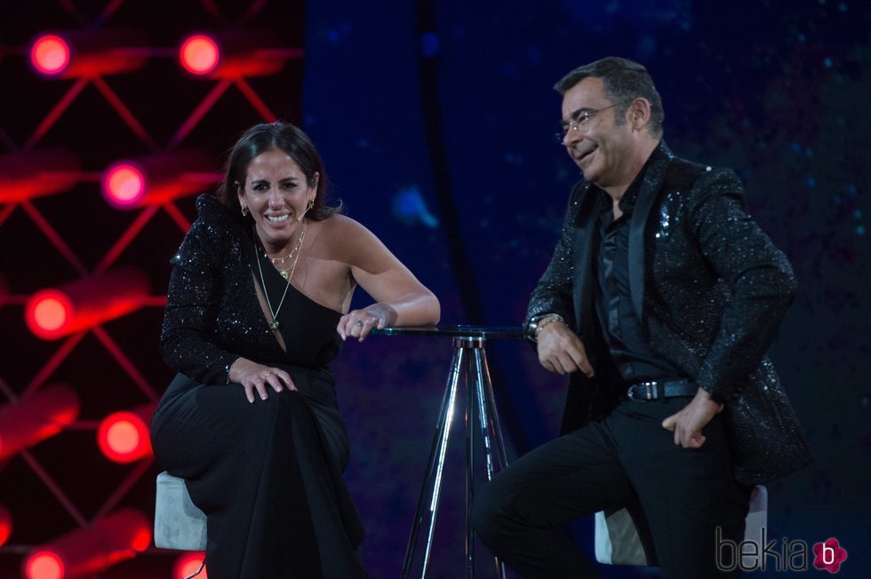 Anabel Pantoja con Jorge Javier Vázquez en la gala final de 'El tiempo del descuento'