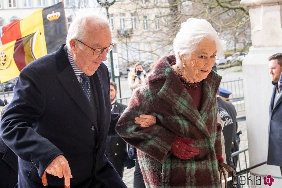 Alberto y Paola de Bélgica entrando a la misa en recuerdo a los miembros fallecidos de la Familia Real Belga