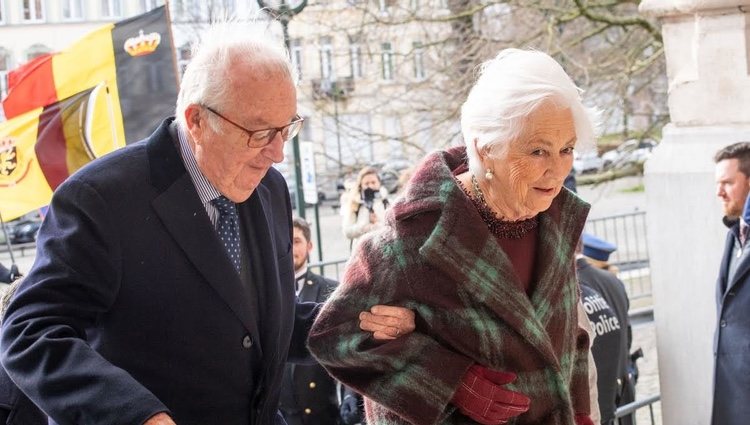 Alberto y Paola de Bélgica entrando a la misa en recuerdo a los miembros fallecidos de la Familia Real Belga