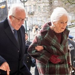 Alberto y Paola de Bélgica entrando a la misa en recuerdo a los miembros fallecidos de la Familia Real Belga