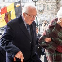 Alberto y Paola de Bélgica entrando a la misa en recuerdo a los miembros fallecidos de la Familia Real Belga