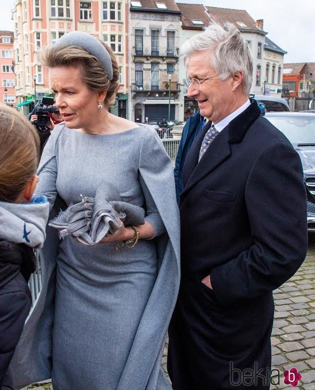 Los Reyes Felipe y Matilde entrando a la misa en recuerdo a los miembros fallecidos de la Familia Real Belga