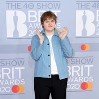 Lewis Capaldi en la alfombra roja de los Brit Awards 2020