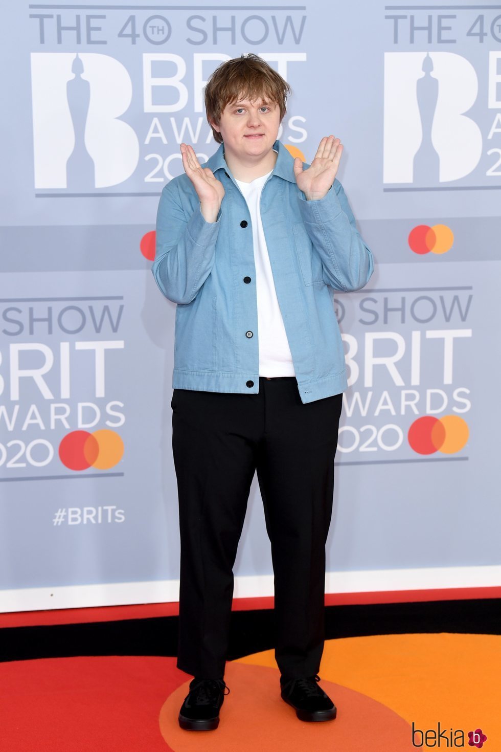 Lewis Capaldi en la alfombra roja de los Brit Awards 2020