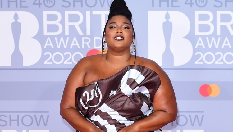 Lizzo en la alfombra roja de los Brit Awards 2020