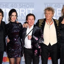 Ronnie Wood, Sally Wood, Kenney Jones, Rod Stewart y Penny Lancaster en los Brit Awards 2020