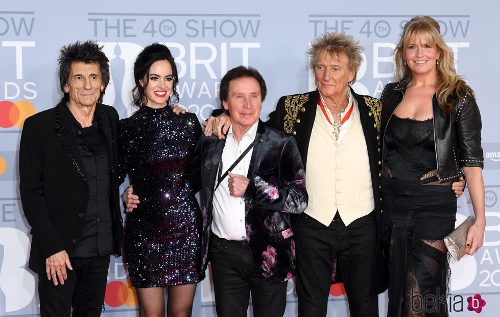 Ronnie Wood, Sally Wood, Kenney Jones, Rod Stewart y Penny Lancaster en los Brit Awards 2020