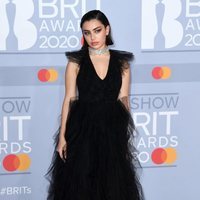 Charli XCX en la alfombra roja de los Brit Awards 2020