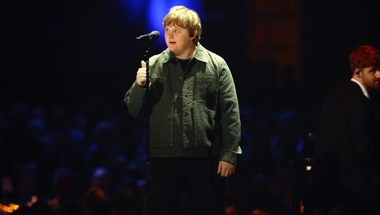 Lewis Capaldi durante su actuación en los Brit Awards 2020