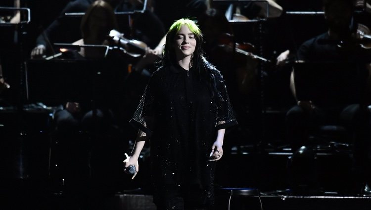 Billie Eilish durante su actuación en los Brit Awards 2020