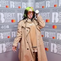 Billie Eilish posa con su premio tras los Brit Awards 2020