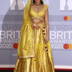 Joy Crookes en la alfombra roja de los Brit Awards 2020