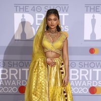 Joy Crookes en la alfombra roja de los Brit Awards 2020