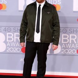 Tom Walker en la alfombra roja de los Brit Awards 2020