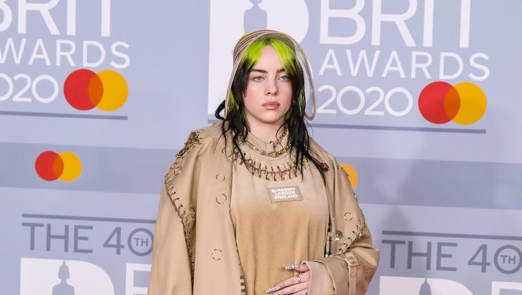 Billie Eilish en la alfombra roja de los Brit Awards 2020