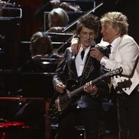 Rod Stewart y Ronnie Wood durante su actuación en los Brit Awards 2020