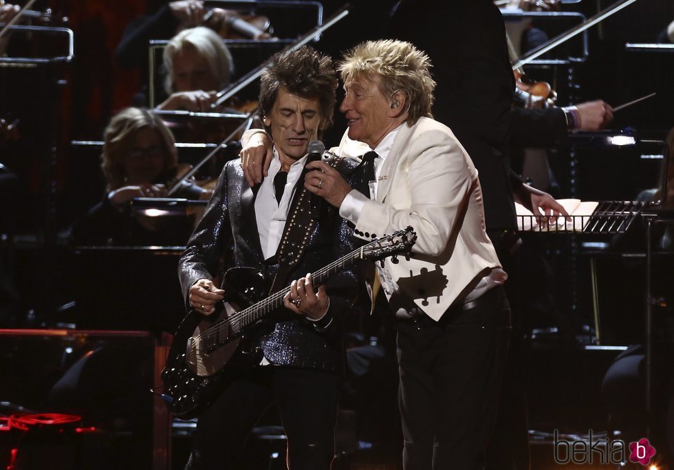 Rod Stewart y Ronnie Wood durante su actuación en los Brit Awards 2020