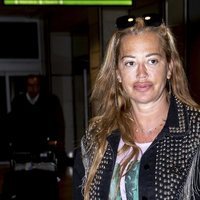 Belén Esteban en el aeropuerto tras volver de vacaciones con Miguel