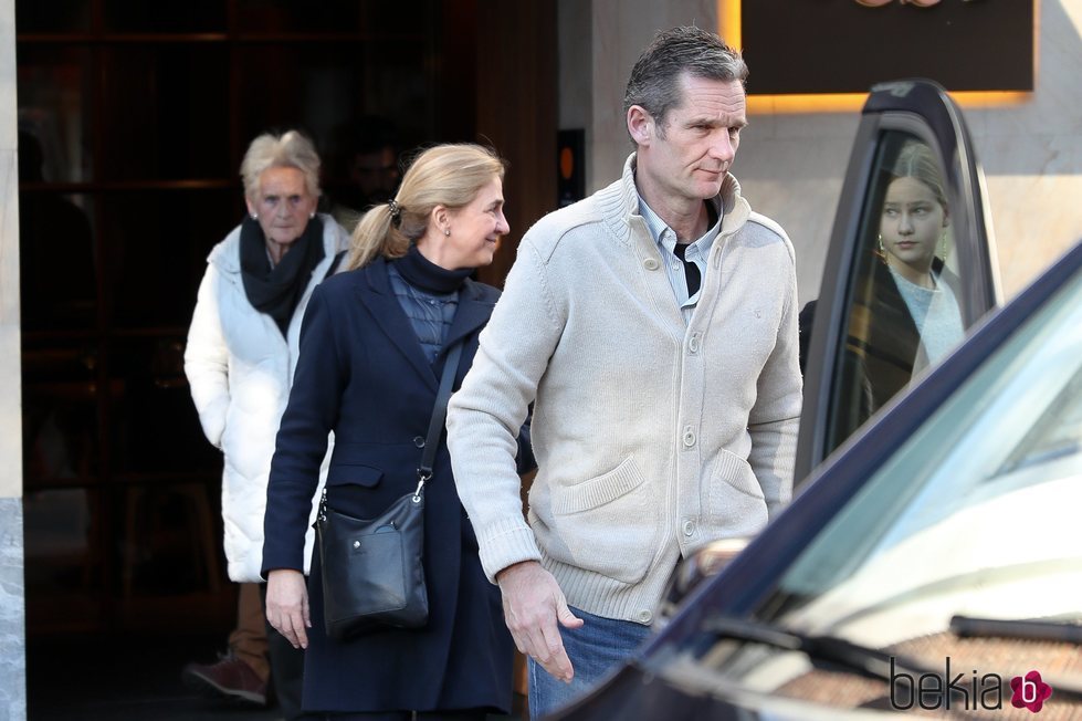 Iñaki Urdangarin con la Infanta Cristina, Irene Urdangarin y Claire Liebaert en su segundo permiso carcelario