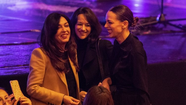 Eva González, divirtiéndose con unas amigas en de concierto de Vanesa Martín en el Teatro Real de Madrid