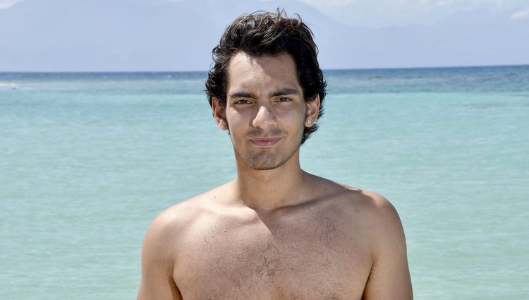 Alejandro Reyes posando en la playa en la foto oficial de 'Supervivientes 2020'