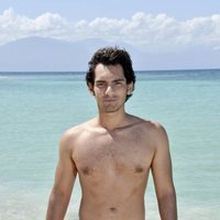 Alejandro Reyes posando en la playa en la foto oficial de 'Supervivientes 2020'