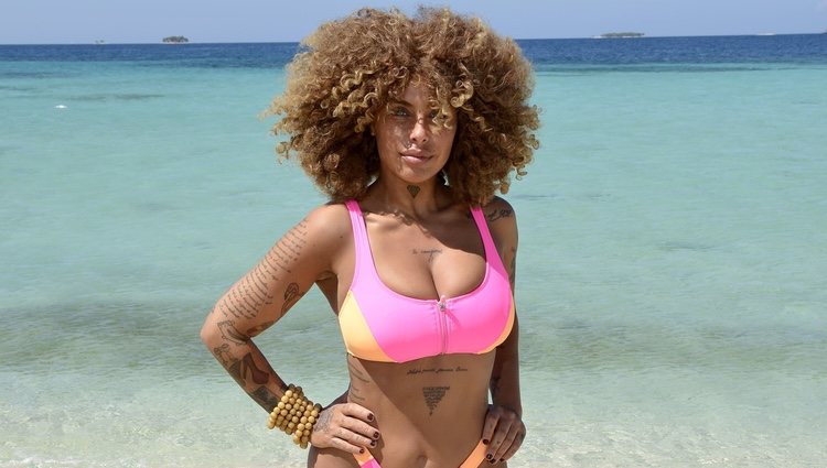 Yiya en la playa en la foto oficial de 'Supervivientes 2020'