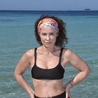 Vicky Larraz posando en la playa en la foto oficial de 'Supervivientes 2020'