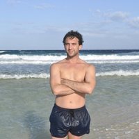 Antonio Pavón posando en la playa en la foto oficial de 'Supervivientes 2020'