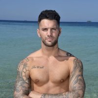 Albert Barranco en la playa en la foto oficial de 'Supervivientes 2020'