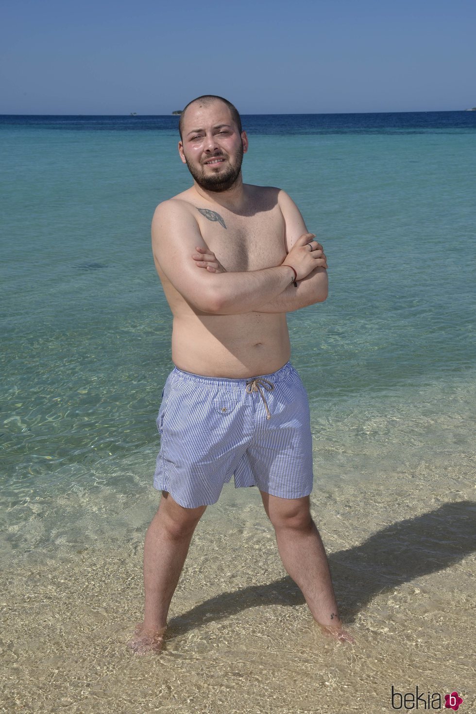 José Antonio Avilés posando en la playa en la foto oficial de 'Supervivientes 2020'