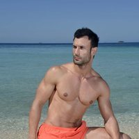 Jorge Pérez posando en la playa en la foto oficial de 'Supervivientes 2020'