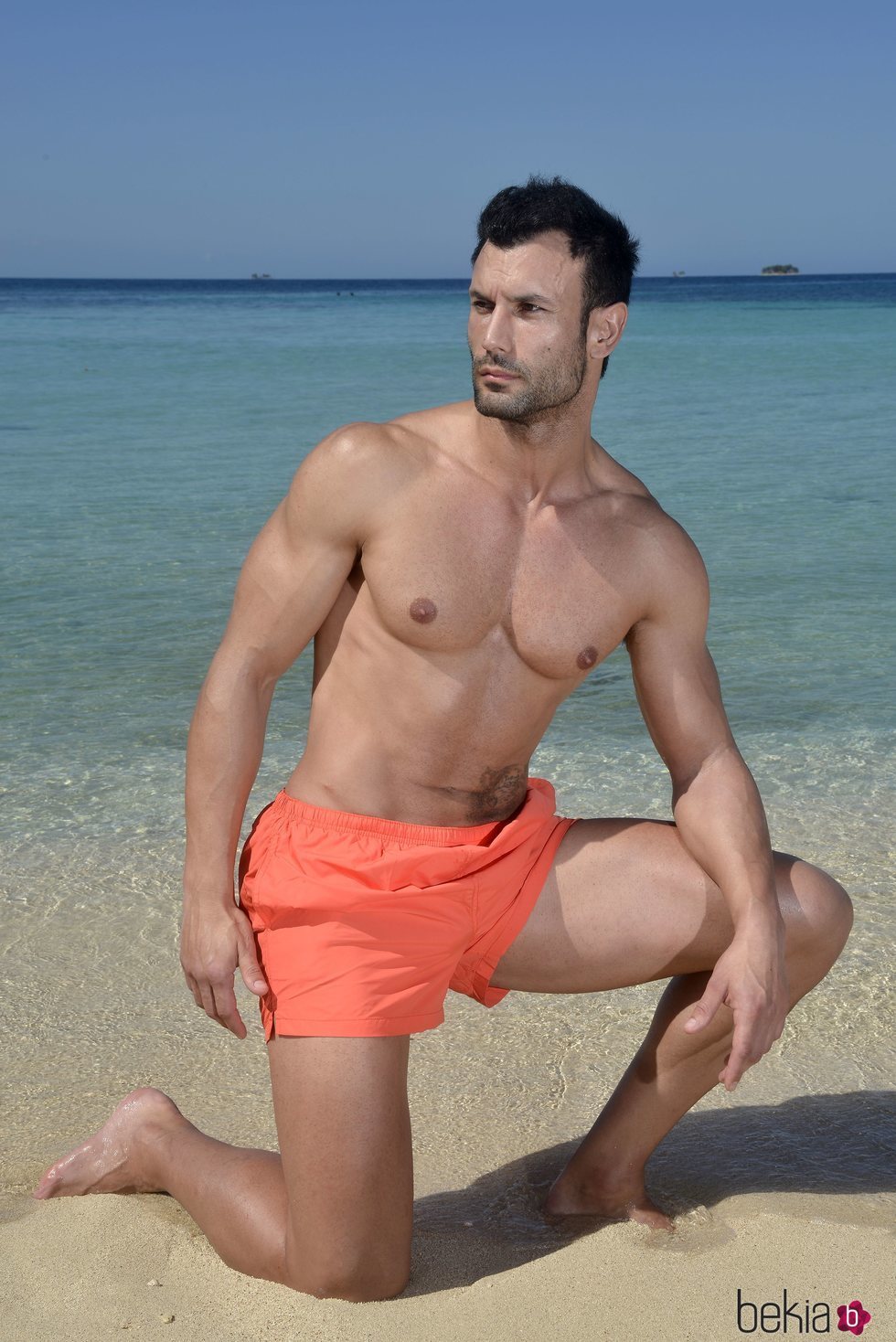 Jorge Pérez posando en la playa en la foto oficial de 'Supervivientes 2020'