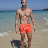 Jorge Pérez en la playa posando en la foto oficial de 'Supervivientes 2020'