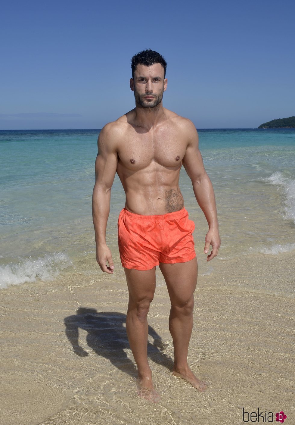 Jorge Pérez en la playa posando en la foto oficial de 'Supervivientes 2020'