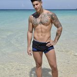 Ferre posando en la playa en la foto oficial de 'Supervivientes 2020'