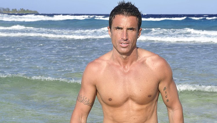 Hugo Sierra posando en la playa en la foto oficial de 'Supervivientes 2020'