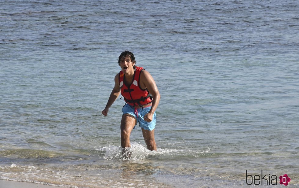 Alejandro Reyes llegando a la playa en la gala de estreno de 'Supervivientes 2020'