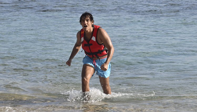 Alejandro Reyes llegando a la playa en la gala de estreno de 'Supervivientes 2020'