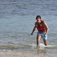 Alejandro Reyes llegando a la playa en la gala de estreno de 'Supervivientes 2020'