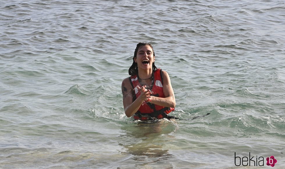 Beatriz Retamal llegando a la playa en la gala de estreno de 'Supervivientes 2020'